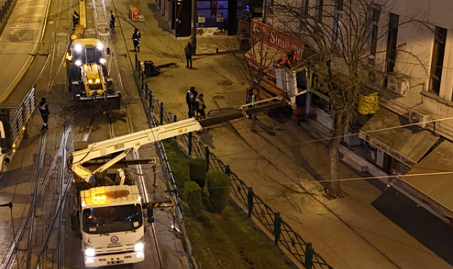 Eskişehir’de tramvay hattına risk oluşturan ağaçlar budandı