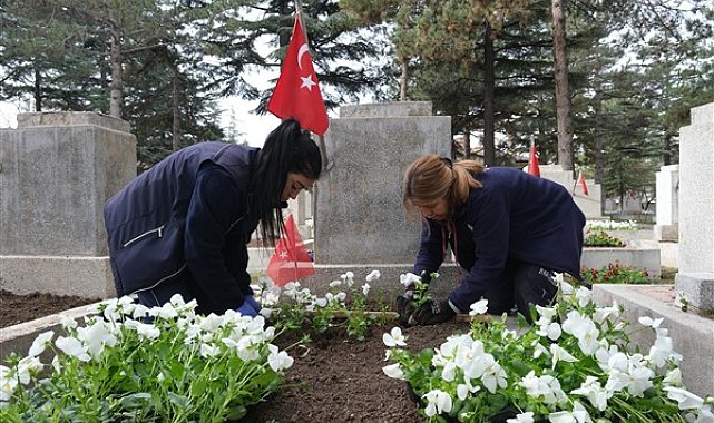 Eskşehir'de şehitlerin kabrine çiçek bırakıldı