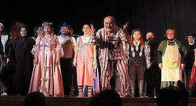 Foça Belediye Tiyatrosu, Dünya Tiyatro Günü için hazırladığı ''Fısıldaşan Replikler''i sahneledi