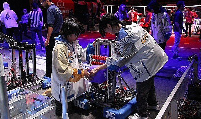 Genç Mucitler Arenada: İstanbul'da Gerçekleşen Robotik Yarışmalarının İlk Yarısı Tamamlandı