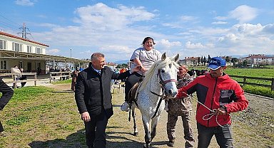 Gölcük Belediye Başkanı Ali Yıldırım Sezer, 21 Mart Dünya Down Sendromu Farkındalık Günü'nde özel bireyler at binme heyecanlarına ortak oldu.