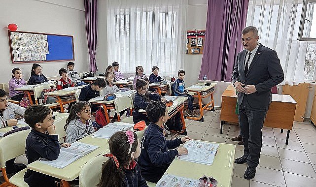 Gölcük Belediye Başkanı Ali Yıldırım Sezer, Piri Reis İlkokulu 3. sınıf öğrencilerinin; belediye başkanı ile mülakat ödevi sorularını cevapladı