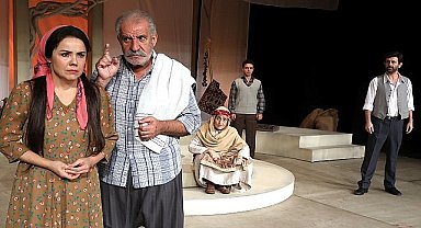 İstanbul Büyükşehir Belediyesi Şehir Tiyatroları en beğenilen oyunlarından Gül'e Ağıt'ı Bahçelievler seyircisiyle buluşturuyor.