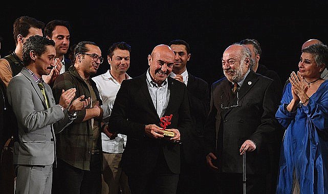 İzmir Şehir Tiyatrosu sanatçılarından Başkan Soyer'e teşekkür “Türk tiyatrosunda tarih yazdınız Sayın Başkan