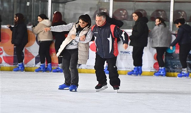İzmirli Kadınlar, 8 Mart Dünya Kadınlar Gününü buz pistinde kutladı