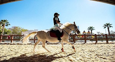 Karşıyaka'da 26 bin çocuk binicilik sporuyla tanıştı 