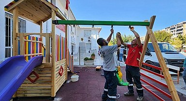 Karşıyaka'da ahşap atölyesi fabrika gibi çalışıyor