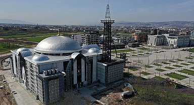 Kartepe Kent Meydanı Camii'ne çelik minare