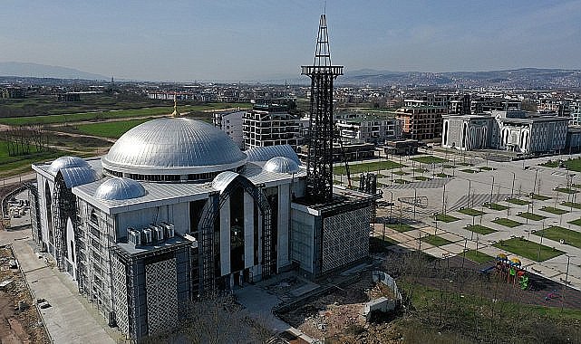 Kartepe Kent Meydanı Camii'ne çelik minare