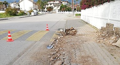 Kemer'de yol ve kaldırım çalışmaları sürüyor