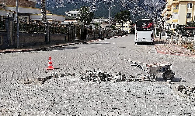 Kemer'de yol ve kaldırım çalışmaları