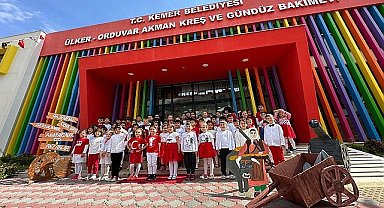 Minik öğrenciler Çanakkale şehitlerini andı