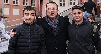 Nevşehir Belediye Başkanı Dr. Mehmet Savran, İstiklal Ortaokulu ve Rauf Nail Akman İlkokulu'nda öğrencilerle bir araya geldi