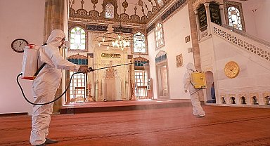 Nevşehir Belediyesi tarafından yarın başlayacak Ramazan ayı nedeniyle il merkezindeki camilere gül suyu sıkıldı