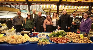 Nilüfer Belediyesi üretici esnafa pazar önlüğü dağıttı