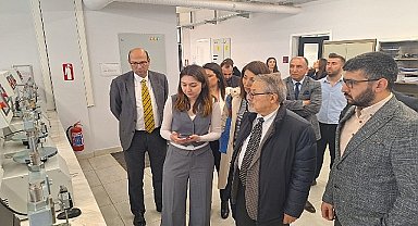 Prof. Dr. Naci Görür İzmir'deki yapı ve zemin laboratuvarını ziyaret etti
