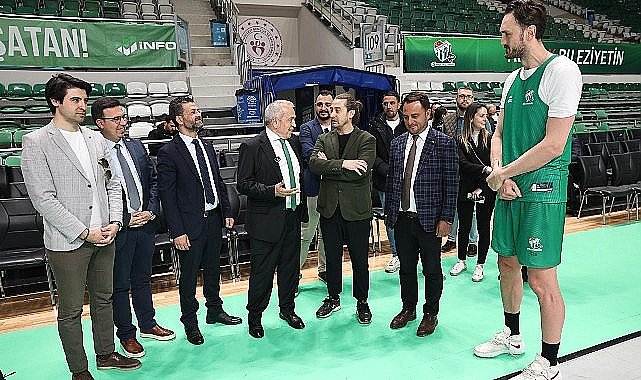 Şadi Özdemir Bursaspor Basketbol Takımı'nı antrenmanda izledi