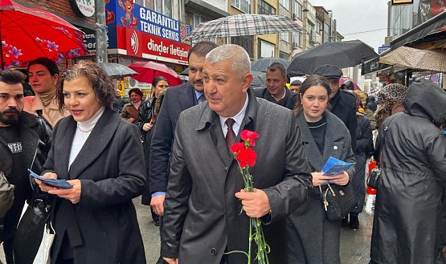 Sadık Güvenç 8 Mart'ta 8 bin gül dağıttı