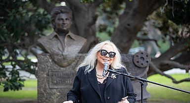 Sanat güneşi Zeki Müren'in heykeli Kültürpark'ta