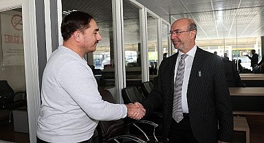 Selçuklu Belediye Başkanı Ahmet Pekyatırmacı ilçenin farklı noktalarında esnaf ve vatandaşları ziyaret etmeye devam ediyor