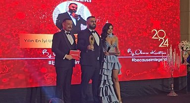 Tolga Pehlivan'a bir gecede 2 anlamlı ödül!