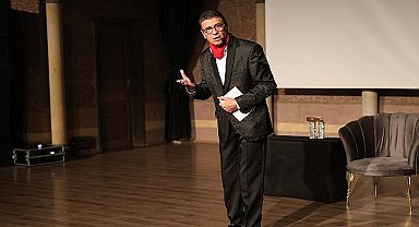 Ünlü sanatçı Cengiz Küçükayvaz'ın oynadığı 'Bir Başarısızlık Hikayesi' adlı tiyatro oyunu Kapadokya Kültür ve Sanat Merkezi'nde sahnelendi