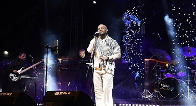 Ünlü şarkıcı Maher Zain, en güzel ilahilerini Osmangazi Meydanı'nda söyledi