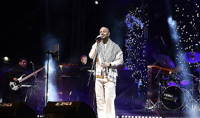 Ünlü şarkıcı Maher Zain, en güzel ilahilerini Osmangazi Meydanı'nda söyledi
