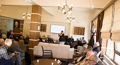 Vefa Konağı sakinlerine akılcı ilaç kullanımı anlatıldı