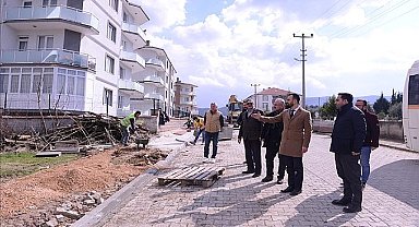 Yeniceköy'de Yol Kaplama Ve Tretuvar Çalışmaları Sürüyor