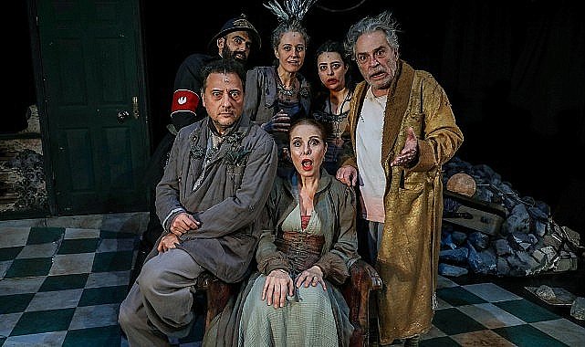 Zuhal Olcay ve Haluk Bilginer'i yıllar sonra yeniden bir araya getiren 'Kel Diva' adlı oyun, Nilüfer Tiyatro Festivali kapsamında seyirci ile buluştu