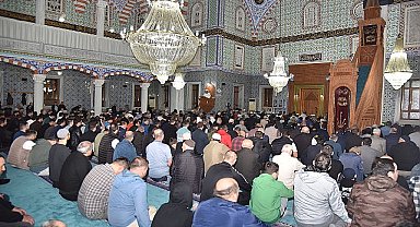 11 Ayın Sultanı Ramazan-ı Şerif Ayı içerisinde idrak edilen bin aydan daha hayırlı olan Kadir Gecesi'nde Kartepe'de camilerden semaya dualar yükseldi