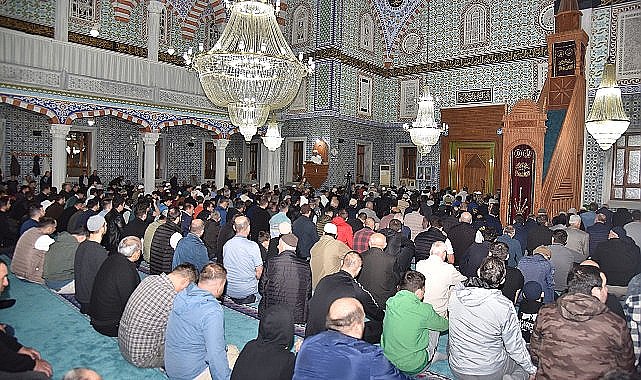 11 Ayın Sultanı Ramazan-ı Şerif Ayı içerisinde idrak edilen bin aydan daha hayırlı olan Kadir Gecesi'nde Kartepe'de camilerden semaya dualar yükseldi