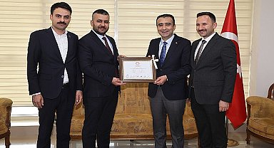 31 Mart yerel seçimlerinde Milliyetçi Hareket Partisi'nden yeniden Belediye Başkanı seçilen Savaş Kalaycı, mazbatasını aldı