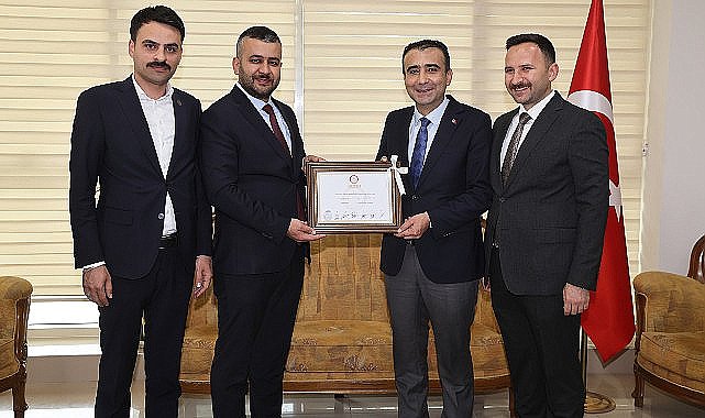 31 Mart yerel seçimlerinde Milliyetçi Hareket Partisi'nden yeniden Belediye Başkanı seçilen Savaş Kalaycı, mazbatasını aldı