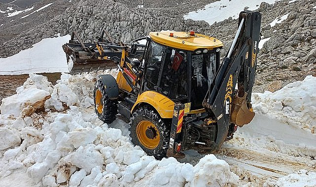 Antalya Büyükşehir Belediyesi Akseki'de kar temizleme çalışması gerçekleştirdi