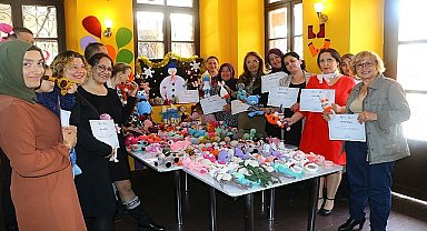 Antalya Büyükşehir Belediyesi'nin örgü bebek atölyesinde eğitim alan kursiyerler katılım belgelerini aldı