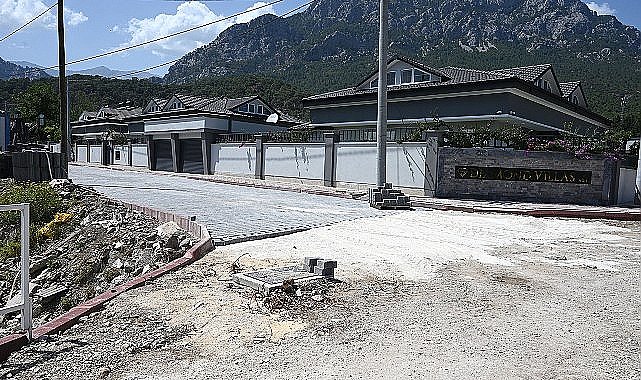 Arslanbucak Mahallesi'nde yol ve kaldırım çalışması