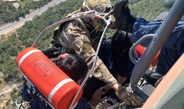 AS-532 Couger tipi helikopterden Antalya’daki kurtarma çalışmalarına destek