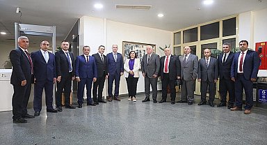 Aydın Şoförler Odası Başkanı Semih Özmeriç ve yönetim kurulu üyeleri, Aydın Büyükşehir Belediye Başkanı Özlem Çerçioğlu'na nezaket ziyaretinde bulundu