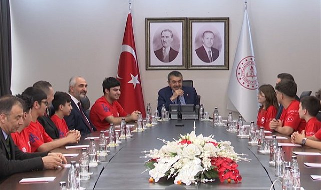 Bakan Tekin, Borusan Asım Kocabıyık Anadolu Lisesi Robotik Takımı'nı ağırladı