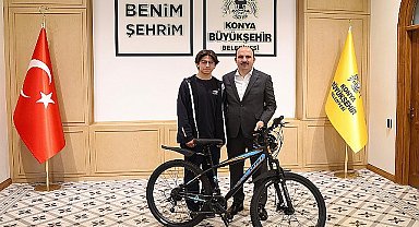 Başkan Altay Örnek Davranışıyla Sosyal Medyada Büyük Beğeni Toplayan Liseli Gençle Buluştu