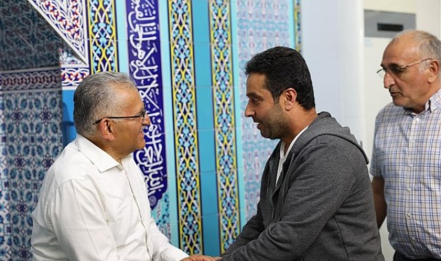 Başkan Büyükkılıç, teravih namazı sonrası vatandaşlarla buluştu