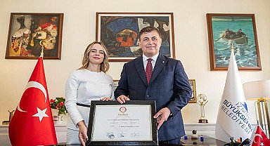 Başkan Cemil Tugay görevi devraldı “Şehrimize, Atatürk'e borcumuzu ödeyeceğiz