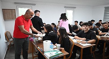 Başkan Topaloğlu'ndan öğrencilere yemek ikramı