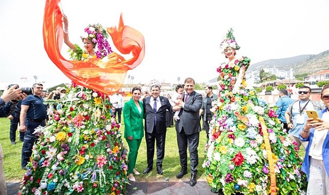 Başkan Tugay, 25’inci Uluslararası Bayındır Çiçek Festivali’ne katıldı