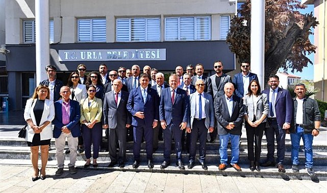 Başkan Tugay, bayramın ilk günü Urla ve Çeşme'de yurttaşlarla buluştu
