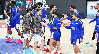 Basketbolseverler Anadolu Efes - Aliağa Petkimspor Maçına Bilet Yerine Kitap ile Girdi