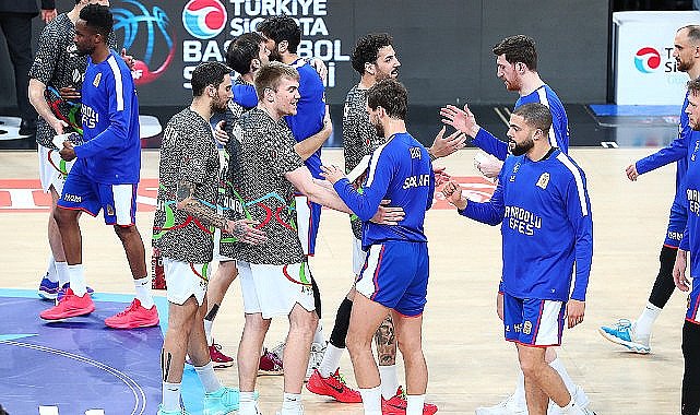 Basketbolseverler Anadolu Efes - Aliağa Petkimspor Maçına Bilet Yerine Kitap ile Girdi