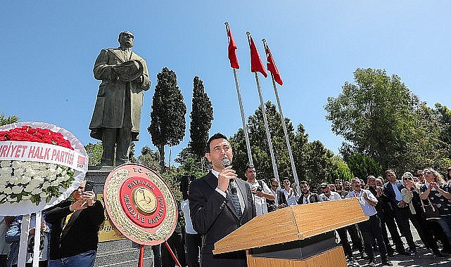 Bayraklı'da Başkan İrfan Önal mazbatasını aldı “Az uyuyup, çok çalışacağız